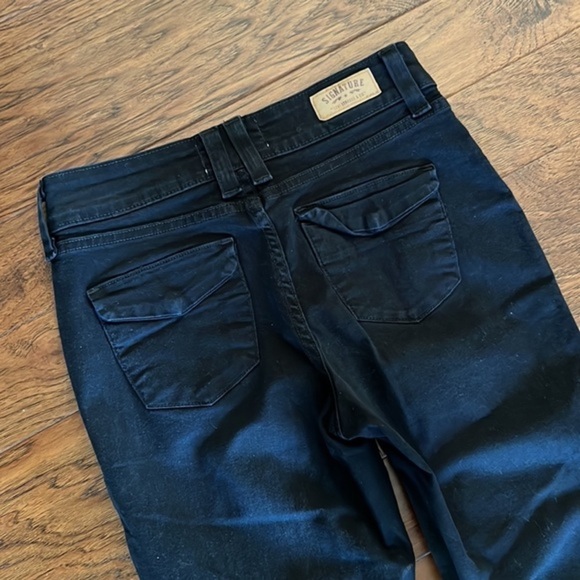 Levi’s signature black flap pocket cropped jeans - Picture 6 of 9